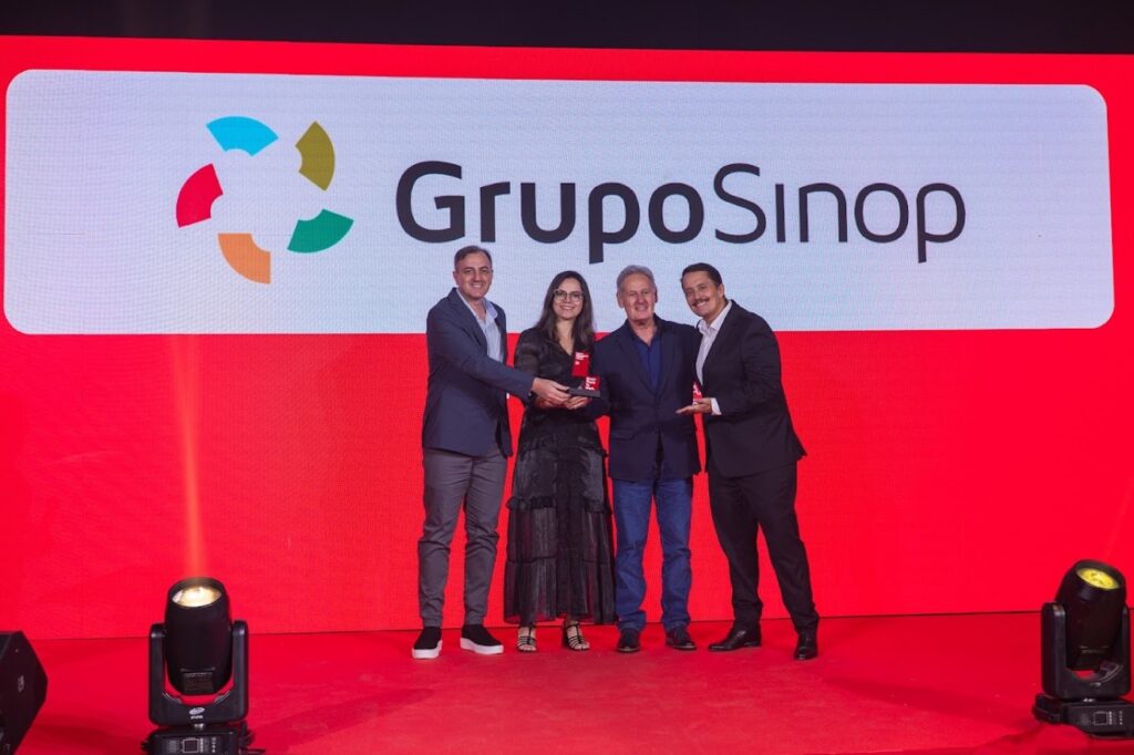 Equipe do Grupo Sinop recebendo o selo Great Place to Work Centro-Oeste no palco