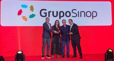 Equipe do Grupo Sinop recebendo o selo Great Place to Work Centro-Oeste no palco