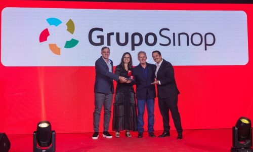 Equipe do Grupo Sinop recebendo o selo Great Place to Work Centro-Oeste no palco